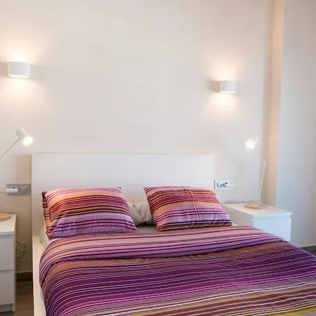 Seahomes Vacations - Seafront Fenals With Pkg Appartement