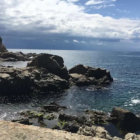 Seahomes Vacations - Seafront Fenals With Pkg Appartement Lloret de Mar