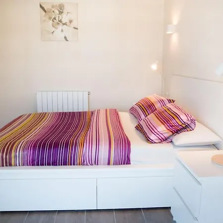 Seahomes Vacations - Seafront Fenals With Pkg Lägenhet *